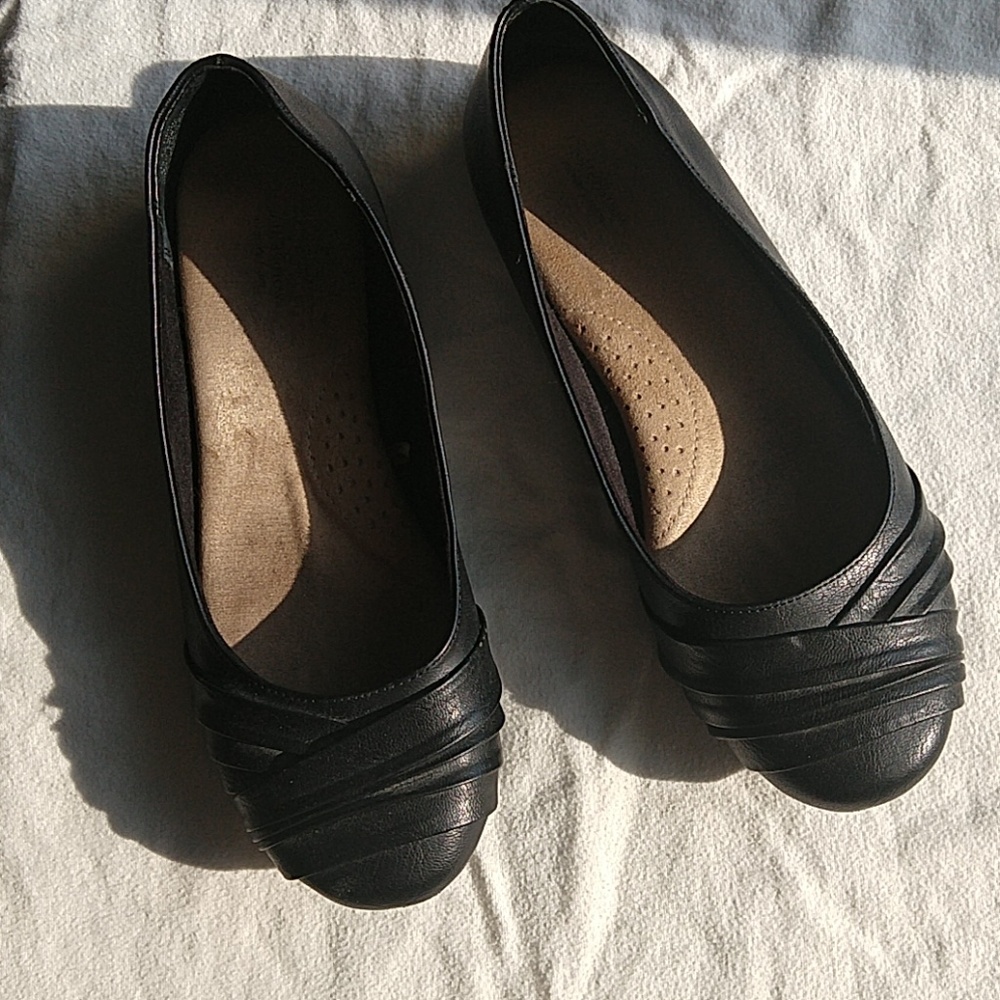 Women's 8.5 Croft and Barrow Black Flat